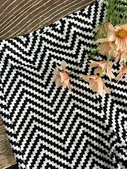 Zig Zag Print Stretchy Flare Pants - Image 4